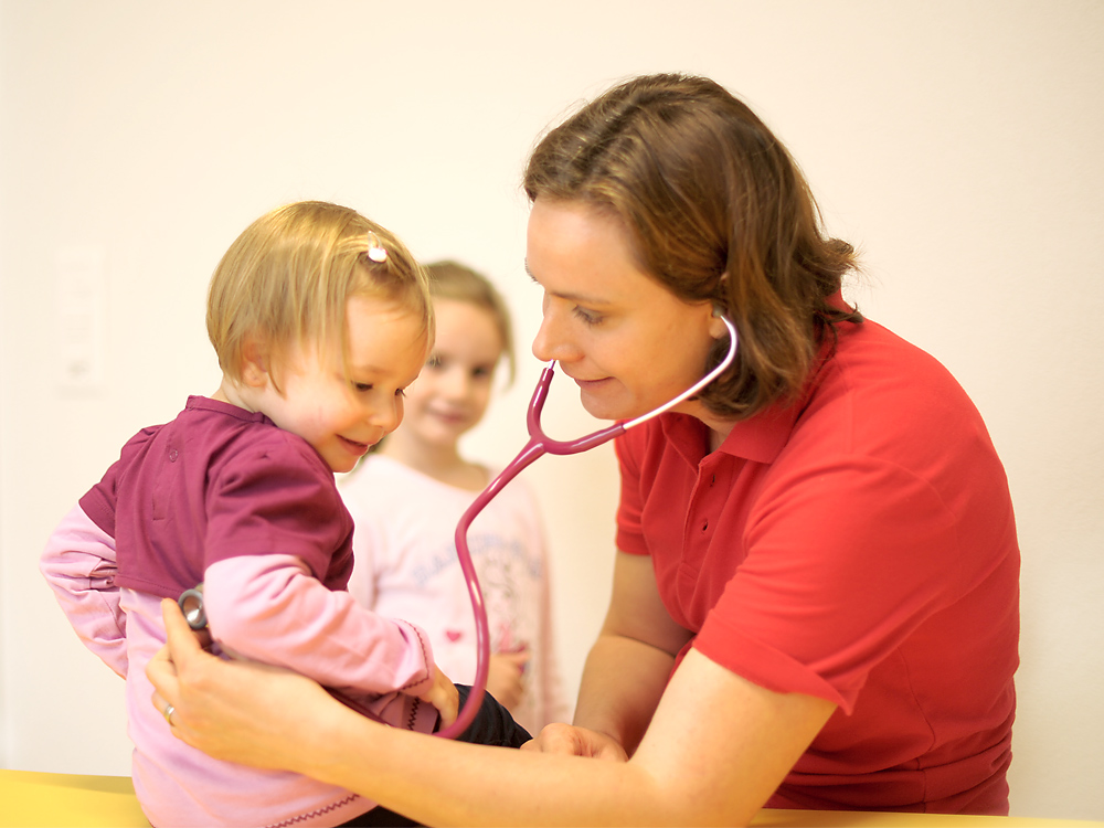 Kinderarztpraxis Sunneschii: Ohren Untersuchung